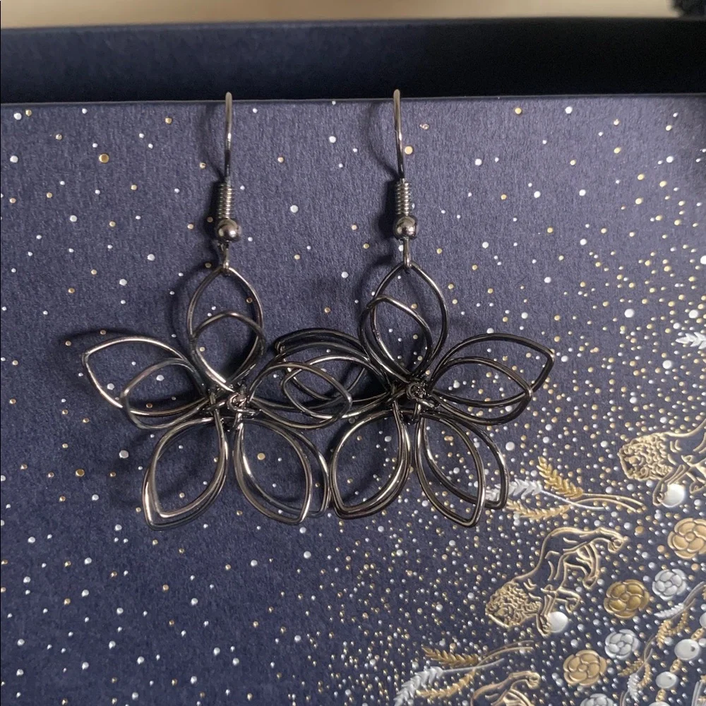 Elegant Silver toned Flower Earrings new